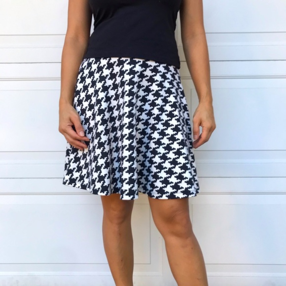 Women’s Black & White Houndstooth Skirt, size Medium